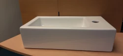 OUTLET Blusani Flow fontana, sijajno bela keramika, desna, 45 x 26 x 13 cm