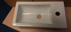 OUTLET Blusani Flow fontana, sijajno bela keramika, desna, 45 x 26 x 13 cm